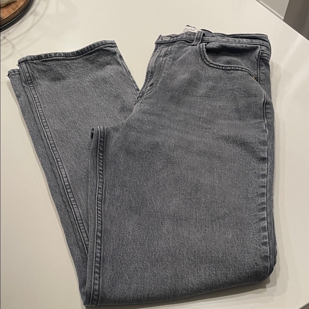 Abercrombie & Fitch “The 90’s Straight Ultra High Rise” Jean 6L